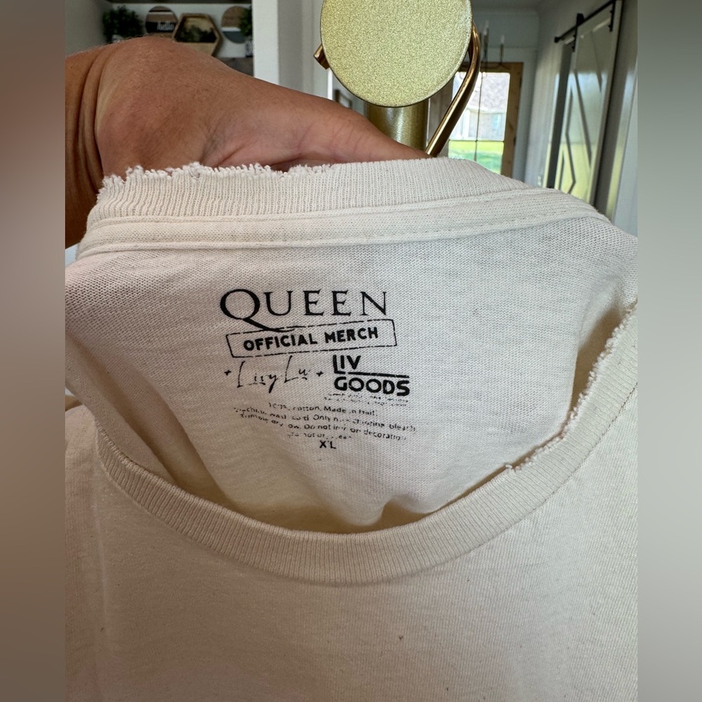 Queen NWOT Band XL Tee Graphic Distressed Ivory T-Shirt by Livy Lu T9 - Picture 3 of 7